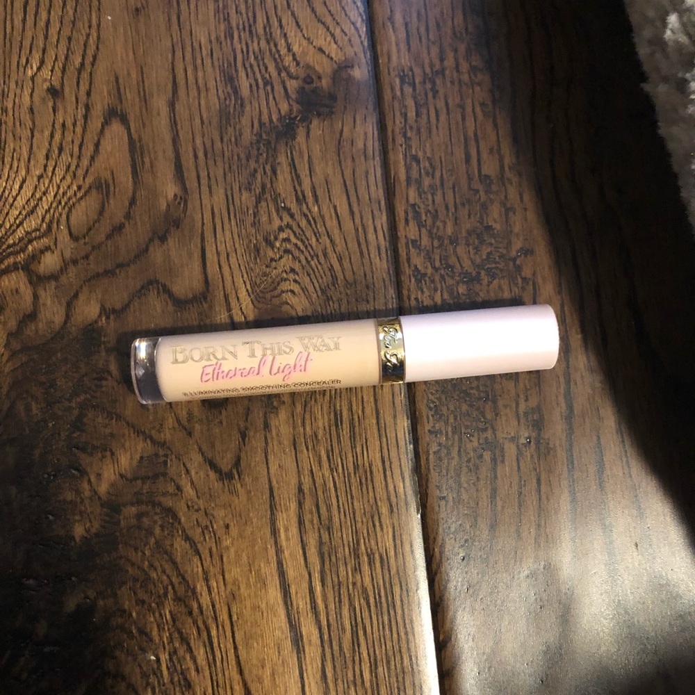 Too faced born this way light smoothing concealer
